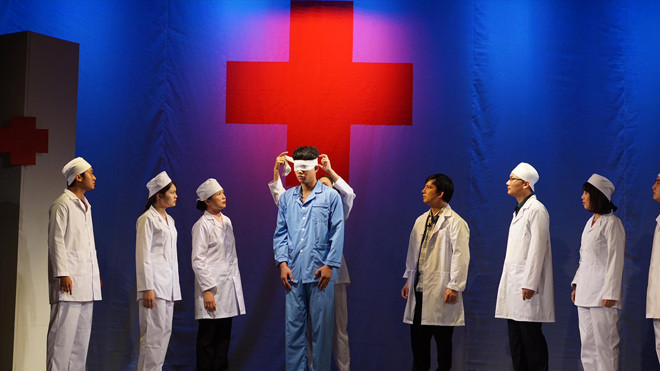 “Nguồn sáng trong đời”, bản dựng của NSND Hoàng Dũng cho Nhà hát Kịch Việt Nam. Ảnh: NGUYÊN KHÁNH.