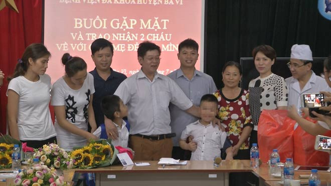 Tại buổi lễ trao nhận con giữa 2 gia đình tại BV Ða khoa Ba Vì.