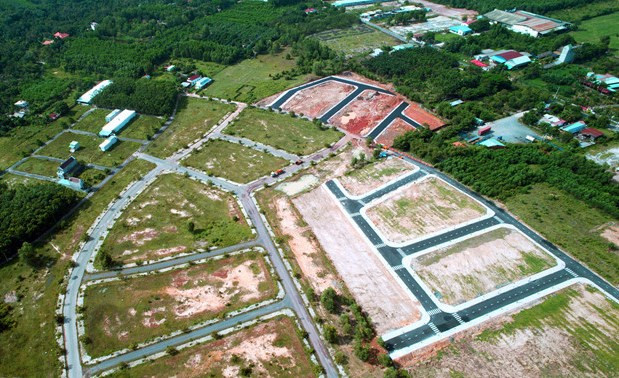 Bộ Tài chính nói gì về việc 'bán đất để ăn', dùng ô tô biếu tặng?