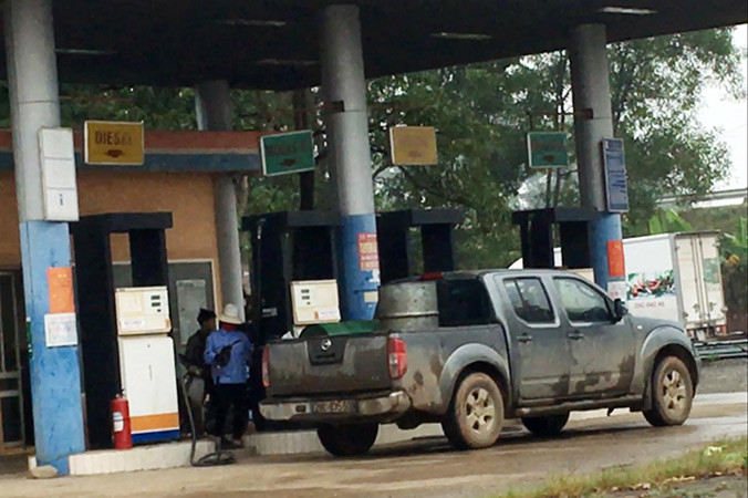Nhân viên của Cty Đức Chi vẫn bán xăng cho người dân.