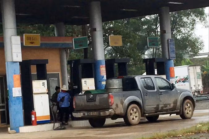 Nhân viên của Cty Đức Chi vẫn bán xăng cho người dân.