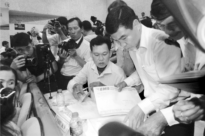 Người dân Thủ Thiêm nộp hồ sơ, đơn thư cho bộ phận tiếp nhận chuyển đến Bí thư Thành ủy xem xét.