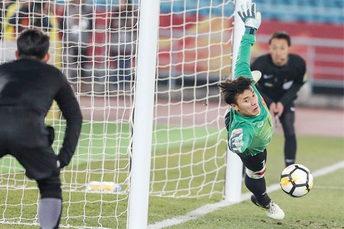 'Lá chắn thép' Bùi Tiến Dũng- Soái ca của fan nữ