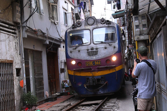 Tầu hỏa đi qua “Xóm đường sắt Khâm Thiên, Hà Nội”. Ảnh: Hồng Vĩnh.