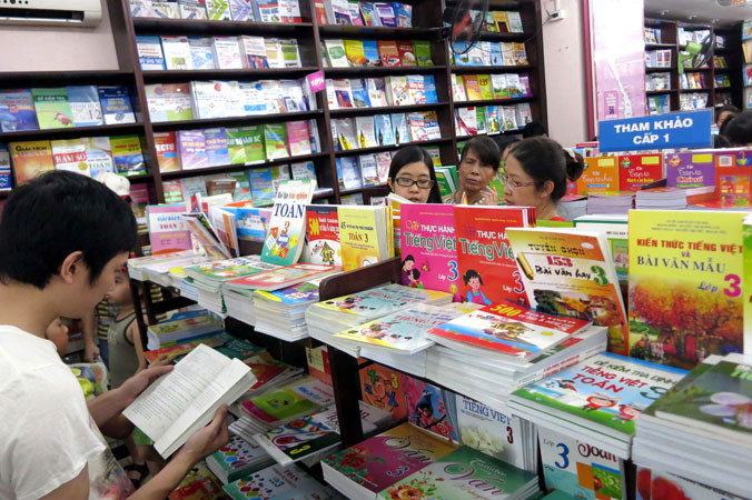 Việc in sách bài tập đi kèm SGK chỉ dùng một lần là không phù hợp. Ảnh: Như Ý.