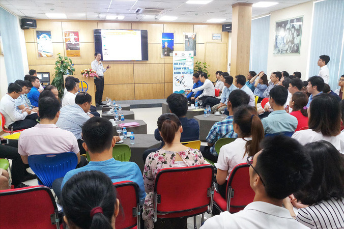 Buổi tọa đàm đã thu hút nhiều lãnh đạo các bộ ban ngành, chuyên gia kinh tế và hàng trăm sinh viên tham dự. Ảnh: Bình Minh.