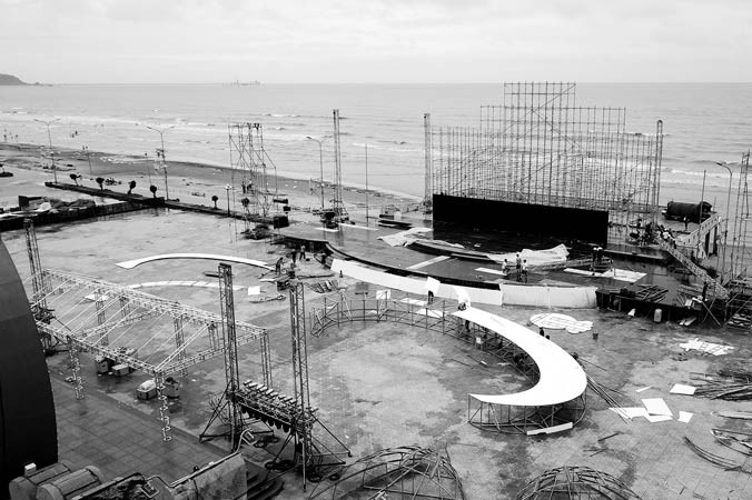 Sân khấu chung khảo Hoa hậu Việt Nam được lắp đặt đúng tiến độ dù trong mưa bão hay nắng ráo. Ảnh: Mạnh Thắng.