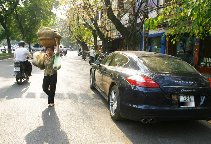 Khoảng cách giàu nghèo ngày càng tăng tại Việt Nam. Ảnh: Hồng Vĩnh.