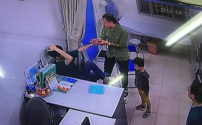 Bác sĩ làm đúng quy định vẫn bị bố bệnh nhi đánh
