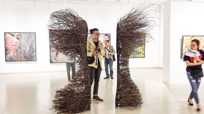 Tác phẩm “Xã hội” thu hút khách tương tác với smartphone. Ảnh: Lan Hương.