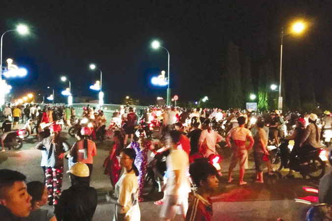 Quốc lộ 1A tê liệt do các đối tượng quá khích chặn xe qua địa phận Bình Thuận.