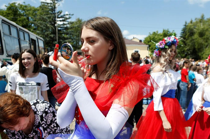 Phụ nữ Nga được khuyến cáo “tránh xa” người ngoại quốc.