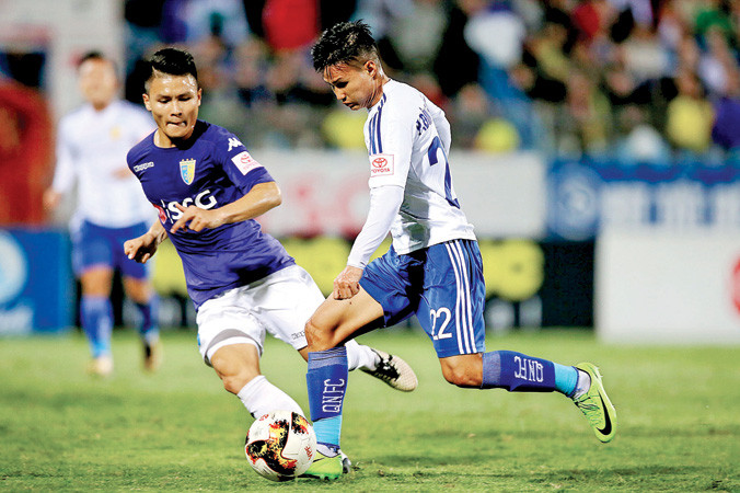 Quảng Nam (phải) đã vượt qua những tên tuổi lớn để đăng quang ngôi VĐQG và đang sẵn sàng đánh bại SLNA để đưa tiếp Siêu cúp về phòng truyền thống. Ảnh: VSI.