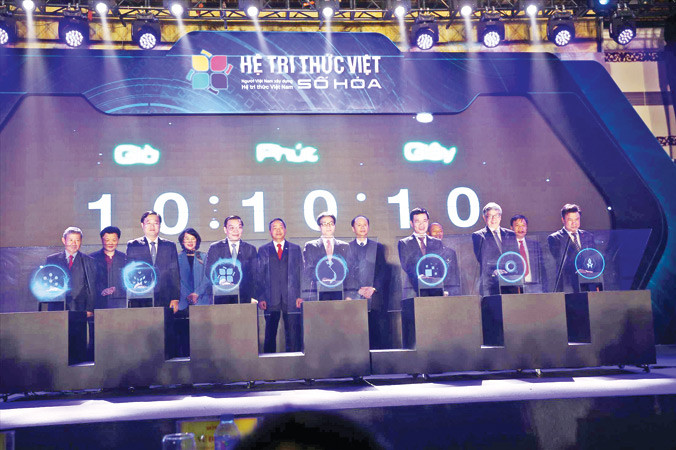 Phó Thủ tướng Vũ Đức Đam cùng các đại biểu nhấn nút khởi động Hệ tri thức Việt số hóa. Ảnh: Ngọc Thắng.