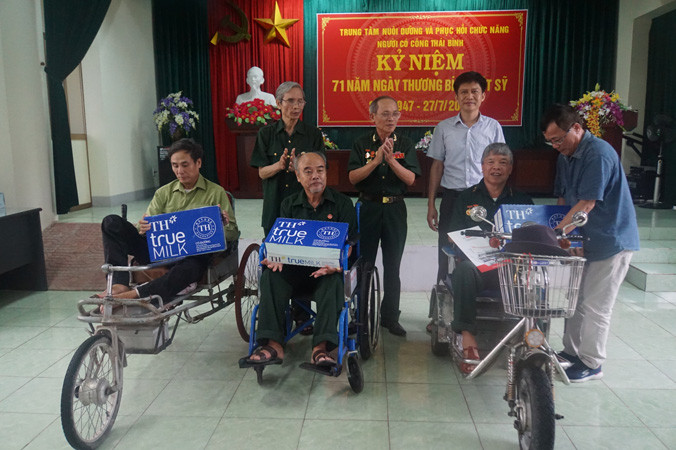 Nhà báo Trung Hiền, Trưởng ban Bạn đọc đại diện báo Tiền Phong, các nhà tài trợ thăm hỏi, tặng quà các thương binh nặng. Ảnh: Sỹ Lực.