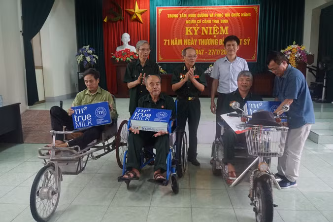 Nhà báo Trung Hiền, Trưởng ban Bạn đọc đại diện báo Tiền Phong, các nhà tài trợ thăm hỏi, tặng quà các thương binh nặng. Ảnh: Sỹ Lực.