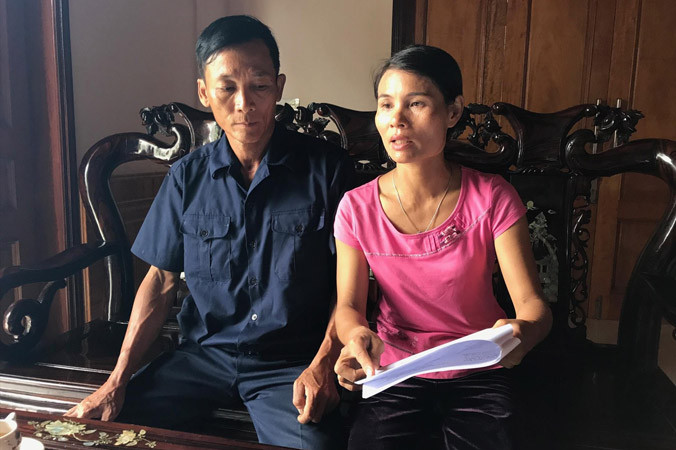 Vợ chồng cô Huế trong một lần trao đổi với PV Tiền Phong.
