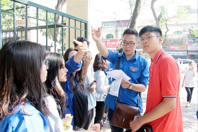 Thanh niên tình nguyện tận tình hướng dẫn thí sinh. Ảnh: Vương Đức.