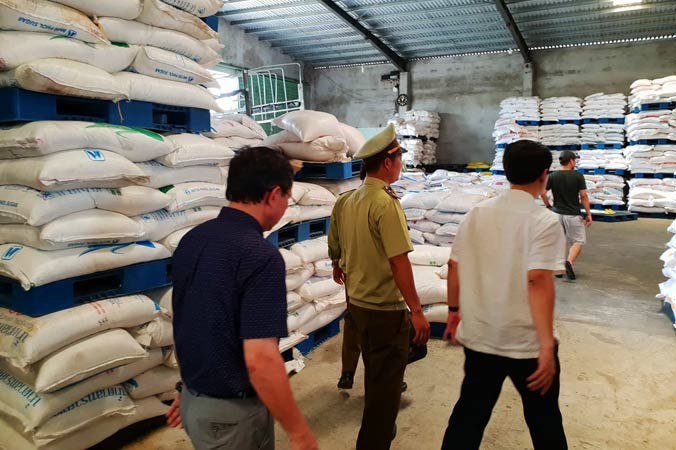 Những kho hàng chất đầy đường Thái Lan nhập lậu.