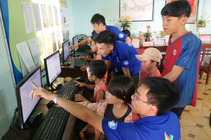 Các chiến sĩ ‘’Mùa hè xanh’’ dạy tin học cho các em nhỏ ở xã Ia Le. Ảnh: L.T.