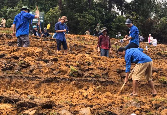 ÐVTN khai hoang ruộng bậc thang tại thôn Khấu Ly, xã Bản Mù. Ảnh: CTV.