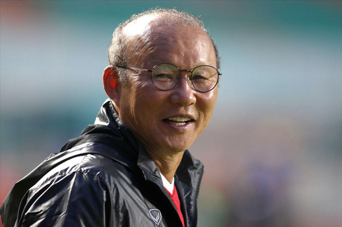 HLV Park Hang Seo tỏ ra rất vui vẻ trong buổi tập chiều tối qua chuẩn bị cho trận bán kết gặp Hàn Quốc. Ảnh: HỮU PHẠM.
