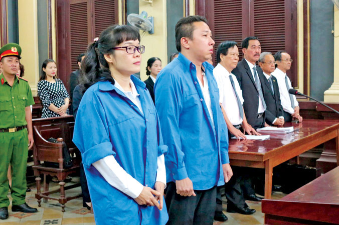 Hai bị cáo Huỳnh Thị Huyền Như và Võ Anh Tuấn tại tòa. Ảnh: Tân Châu.