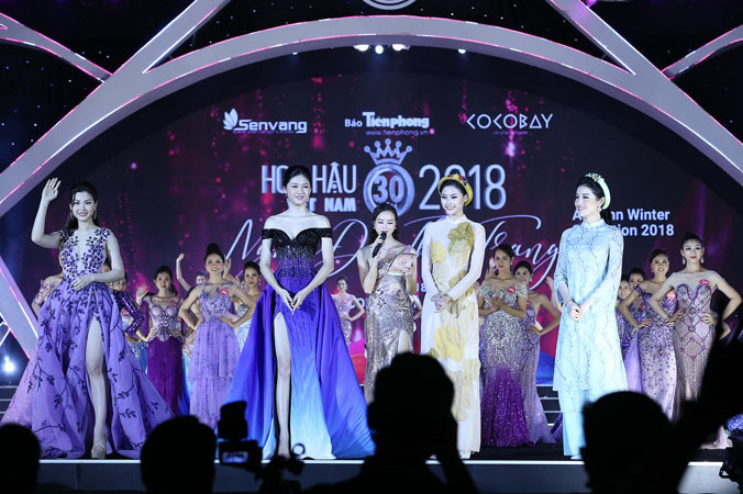 Ðể giảm gánh nặng tâm lý cho thí sinh, mở và kết màn diễn đều do các hoa hậu, á hậu dẫn dắt. Ảnh: Hoàng Mạnh Thắng.