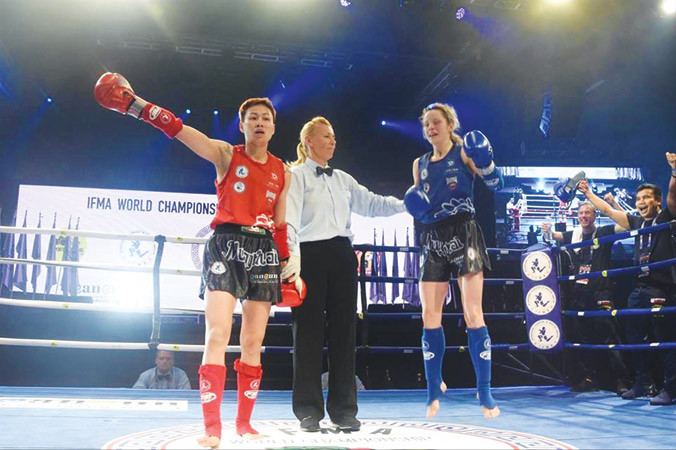 Võ sỹ Bùi Yến Ly (trái).