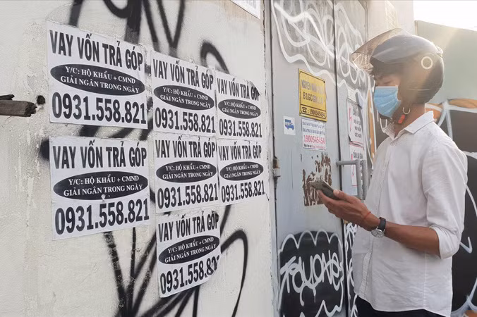 Hiện nay ngoài đường đầy rẫy tờ rơi quảng cáo “cho vay nhanh, vay không cần thế chấp”. Ảnh: Văn Minh.