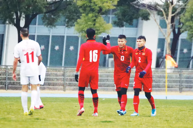Trận giao hữu giữa U23 Việt Nam (áo đỏ) với U23 Palestine (áo trắng) được giới hạn truyền thông tác nghiệp để bảo mật thông tin. Ảnh: VFF.