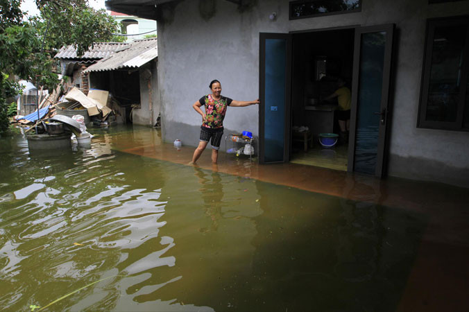 Vùng rốn lũ Chương Mỹ gặp nhiều khó khăn hơn khi chưa có nước sạch. Ảnh: Trường Phong.