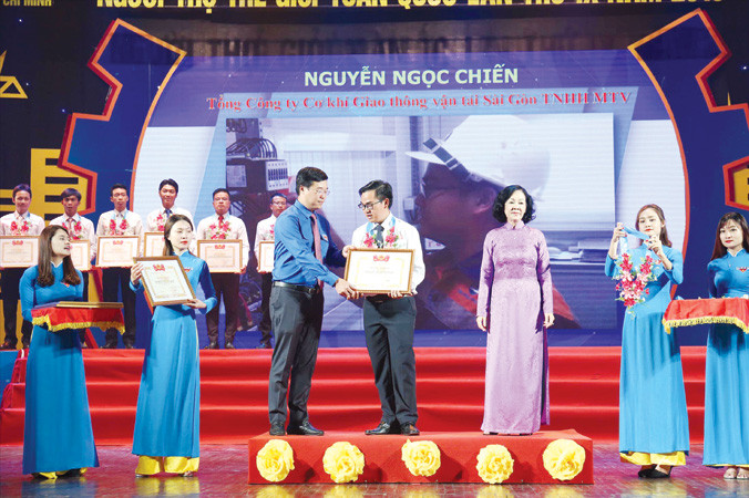 Bà Trương Thị Mai, Trưởng Ban Dân vận T.Ư và anh Lê Quốc Phong, Bí thư thứ nhất T.Ư Đoàn trao danh hiệu người thợ trẻ giỏi cho những đại biểu xuất sắc. Ảnh: Bình Minh.