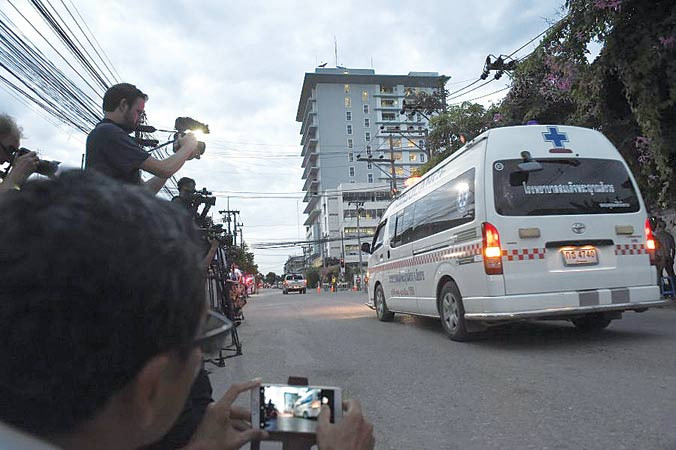 Xe cứu thương mang theo thành viên đội bóng tới bệnh viện. ẢNH: CNN.