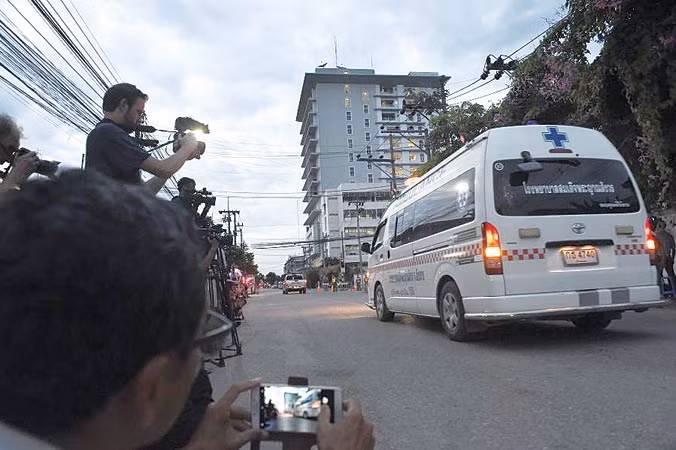 Xe cứu thương mang theo thành viên đội bóng tới bệnh viện. ẢNH: CNN.