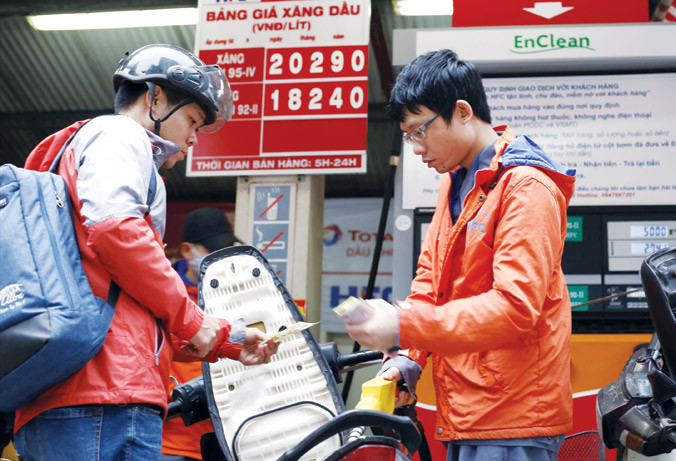 Bỏ qua tất cả, Bộ Tài chính vẫn kiên định đề xuất tăng thuế bảo vệ môi trường với xăng dầu. Ảnh: Như Ý.