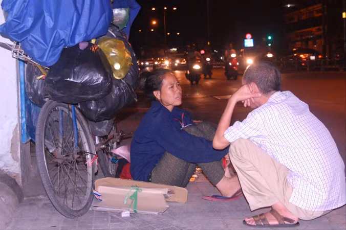 Chị Loan (trái) trò chuyện với một người đi làm từ thiện ngày Tết.