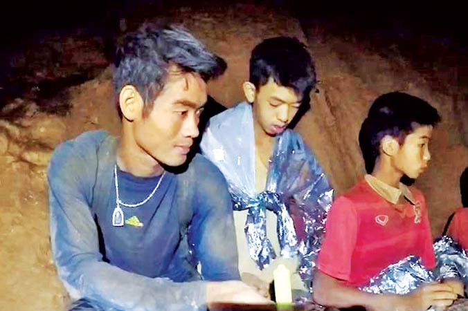 Huấn luyện viên và hai thành viên đội bóng (Thai Navy).