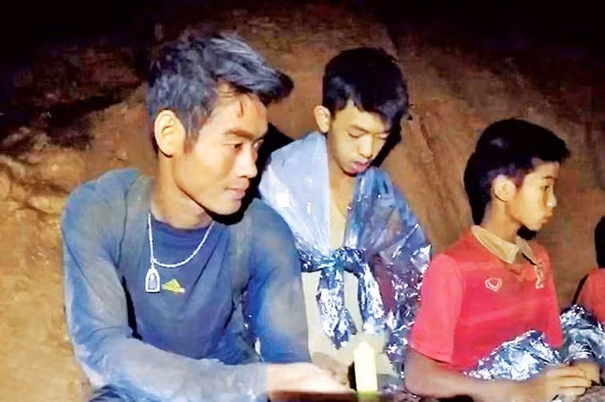 Huấn luyện viên và hai thành viên đội bóng (Thai Navy).