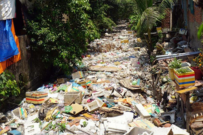 Kênh Hy Vọng thoát nước cho sân bay Tân Sơn Nhất ngập đầy rác.