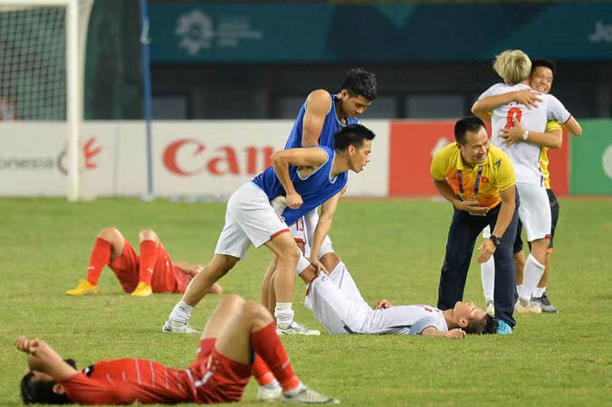 Trận đấu có mồ hôi nước mắt và cả máu của Olympic Việt Nam (người nằm gục trên sân là Quang Hải). 