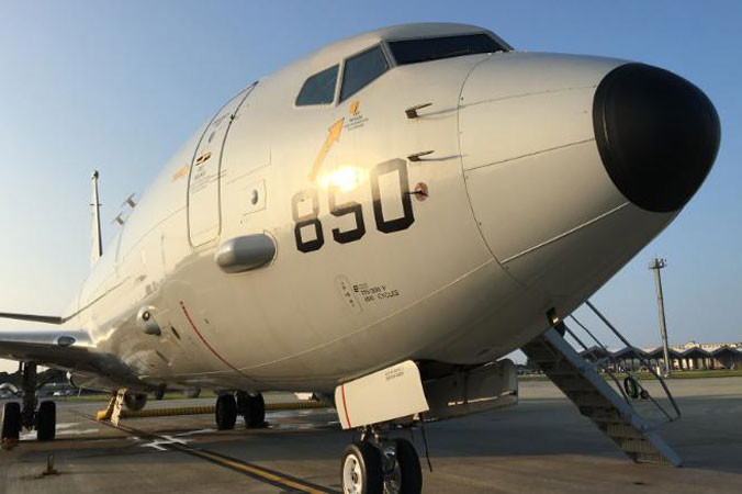 Một chiếc P-8A Poseidon tại căn cứ Kadena.