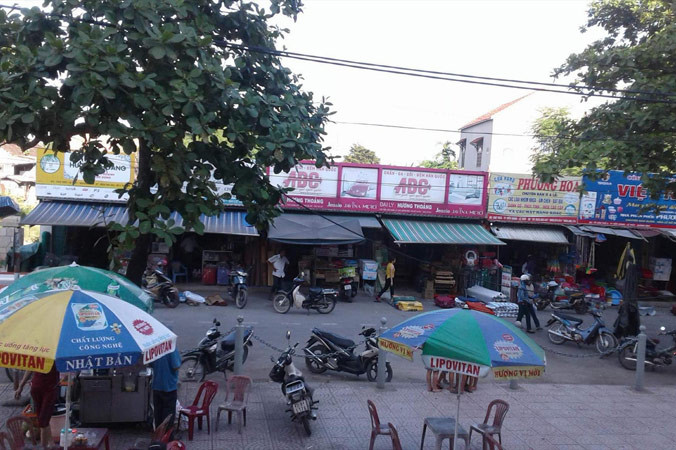 Khu vực 12 ki ốt là một nơi kinh doanh sầm uất ở khu vực chợ Tréo. Ảnh: H.N.