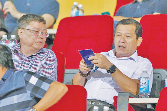 Phó ban trọng tài Dương Văn Hiền (bìa phải) trên SVĐ Hàng Đẫy chiều 15/5.