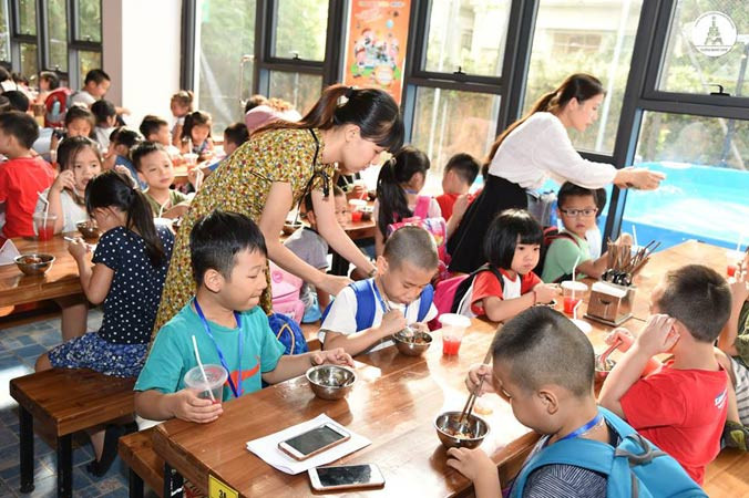 Học sinh một trường tiểu học ở Hà Nội. Ảnh: N.H.