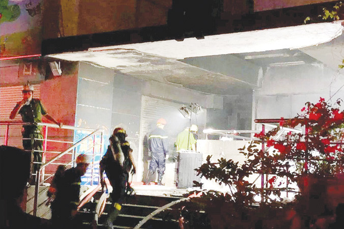 Lực lượng phòng cháy chữa cháy tiếp cận hiện trường. Ảnh: PV.