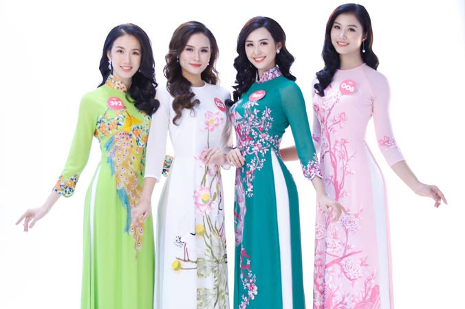 Áo dài thêu trên lụa của NTK Lan Hương dành riêng cho thí sinh Chung khảo phía Bắc.