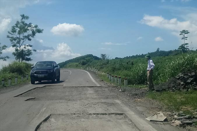 Ðường Trường Sơn Ðông bị hư hỏng để lại những hố sâu nguy hiểm.