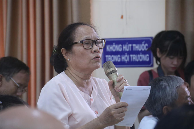 Cử tri Nguyễn Thị Tam (quận Thanh Khê, Đà Nẵng) trình bày ý kiến tại buổi tiếp xúc.