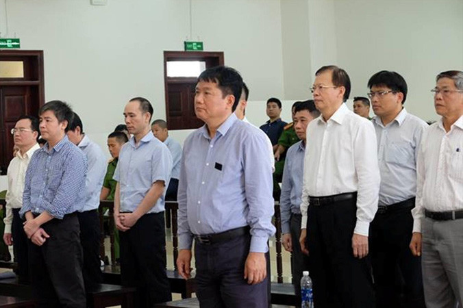 Các bị cáo nghe tòa tuyên án.